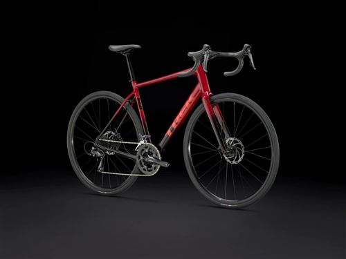 TREK 2026 - DOMANE AL 2 DISC GEN 4 - CRIMSON TO DARK CARMINE FADE